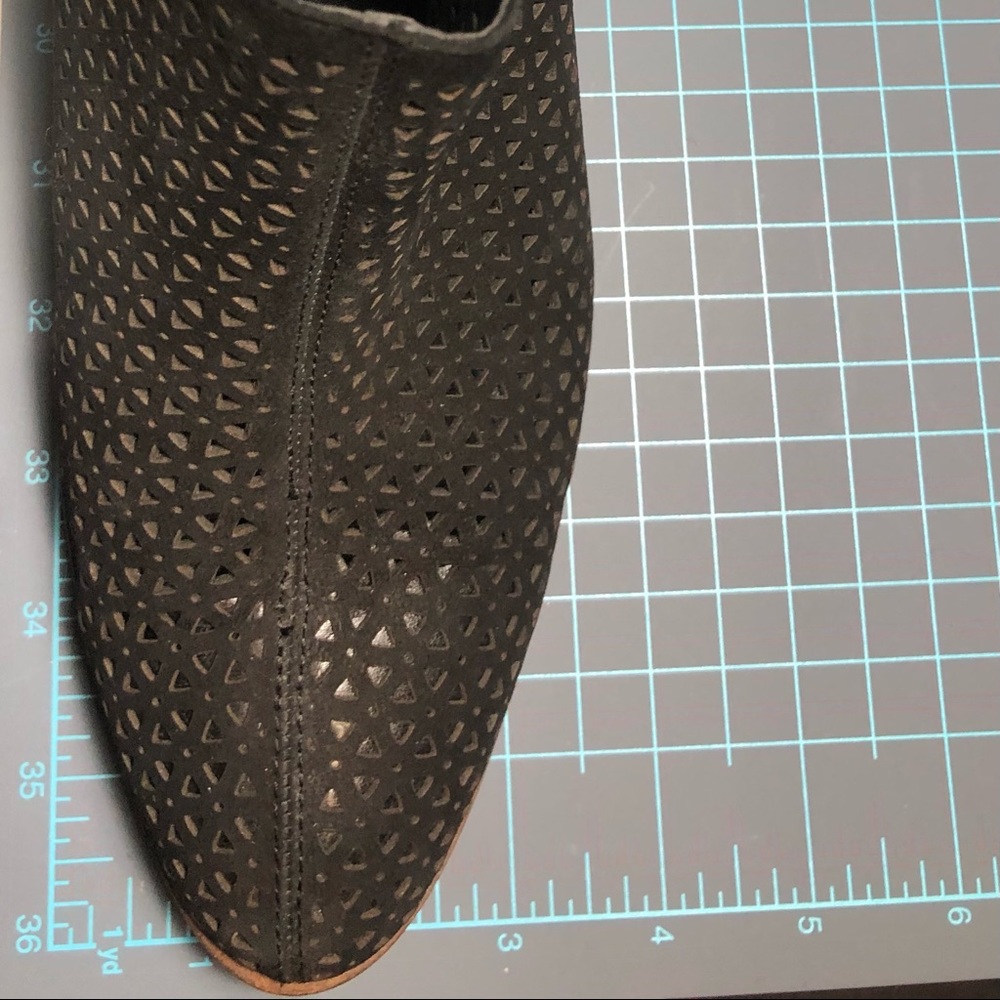 Like New! Vince Camuto Black Leather Cut Out ankle Booties Size 8.5/39 - Picture 11 of 11